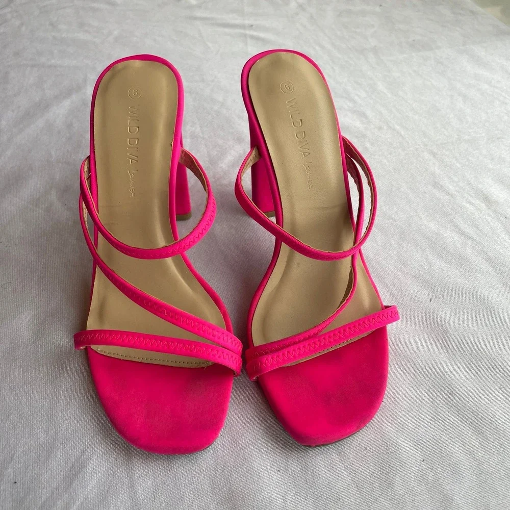 Hot Pink strappy sandals size‎ 6 Wild Diva Barbie Spring Vacation Resort